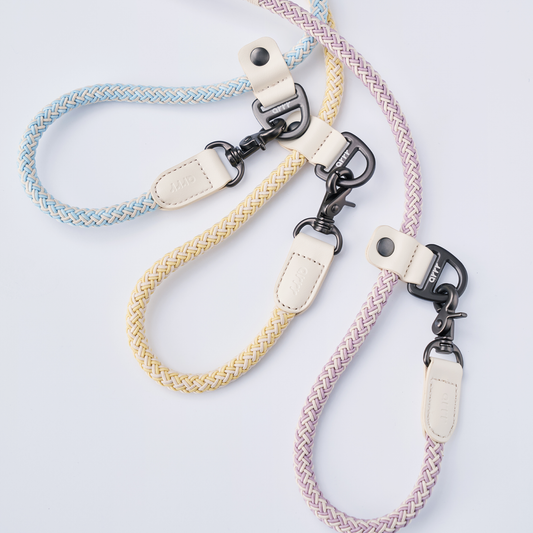 Arrr bouncing dog leash in 3 colours, cotton sky blue, butter yellow, and lily lavender. Adjustable D-ring design for better size of hand-holding or attaching to a fixed object.