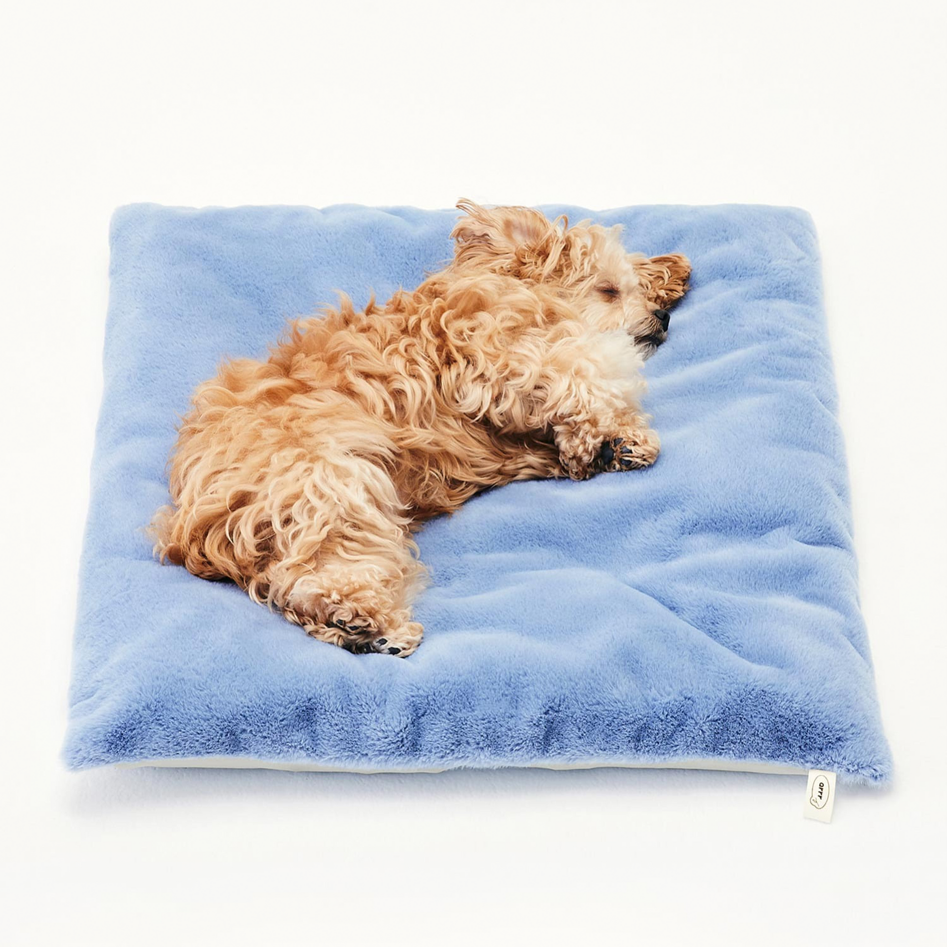 Arrr double-sided pet sleeping cushion in Cashmere Blue colour. One side features cool material, while the other side is made of soft warm material.