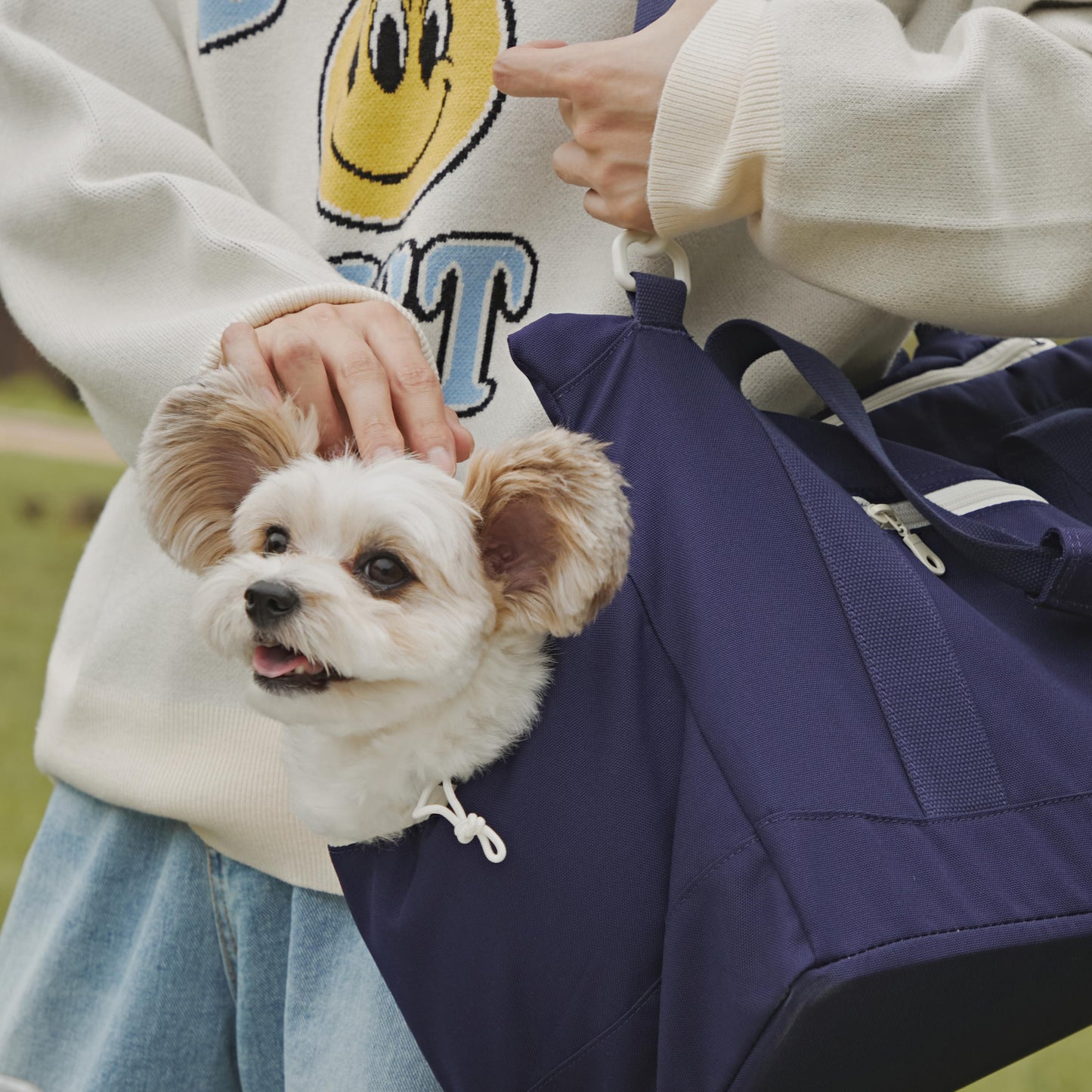 arrr Macaron Po-ong Bag (Pet Carrier) with dual use as an outgoing bag and portable cushion. Keep your pet safe and comfortable during outdoor activities. In Deep Navy colour